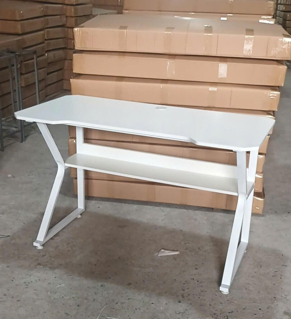 Bàn K gaming trắng có kệ